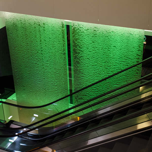 Pânza de Apă executata de bluConcept in Galeriile Comerciale Titan este cea mai inaltă fântână de acest tip din Europa, având o inălţime de 19,20 m. Valurile, ce pornesc de la etajul al patrulea al complexului, acoperă pe ambele părţi ţesătura specială cu o lăţime de 4,20 m şi reflectă lumina proiectată de sistemul de iluminare RGB. Iluminarea alternativă in diferite culori şi curgerea apei in interiorul complexului conferă spaţiului o dinamică specială, prezentă la toate etajele pe care le străbate. Aceasta senzatie se amplifica la parter, unde Pânza de Apă se revarsă intr-un bazin spatios, cu 5 fântâni arteziene cascadă care işi schimbă culoarea, fiecare fiind dotată cu lumini independente cu leduri RGB. Acest ansamblu dinamic de apă, sunet şi culoare se constituie intr-un element central al spaţiului comercial.